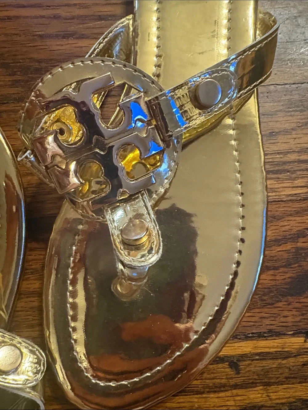 🎉Like New! Tory Burch Gold Patent Logo Thong Sandals